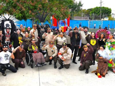 gruppo con costumi nativi