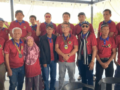 Der phlippinische Bürgermeister Arnado Rommel im Kreis von Rebellenführern, die sich in Kauswagan dem Friedensprozess anschlossen. © Bernward Geier