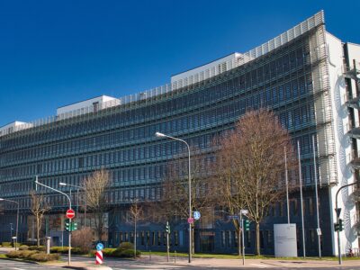 Gebäude der Bundesanstalt für Finanzdienstleistungsaufsicht in Frankfurt am Main, Marie-Curie-Straße 24-28, Metonviertel (Foto: Asdrubal, wikimedia.org)