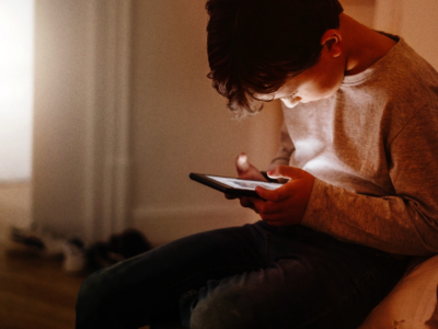 bambino con smartphone IWF