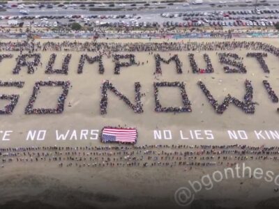Ocean Beach scritta Trump must go rit