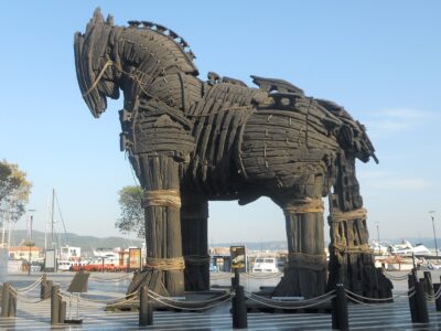 Il "cavallo di Troia"   utilizzato sul set del film Troy sul lungomare di Çanakkale, Turchia