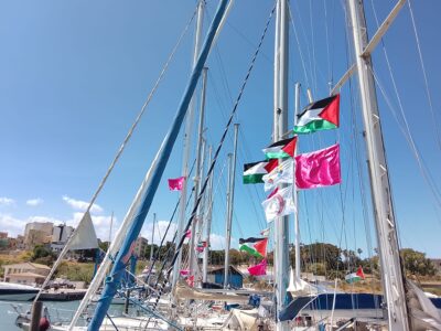 barche con bandiere Palestina