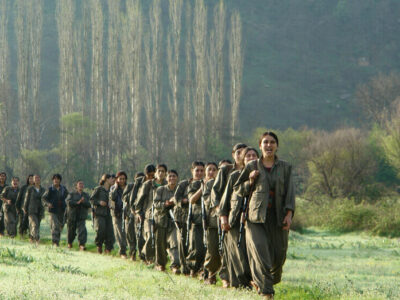 Mohandas Gandhi spricht mit Abdullah Öcalan über Gewalt, Gewaltfreiheit und den Staat