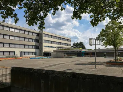 Schulhof und Hauptgebäude der Nelly-Sachs-IGS in Worms-Horchheim. (Foto: Affegass - CC-BY-SA 4.0 cropped)