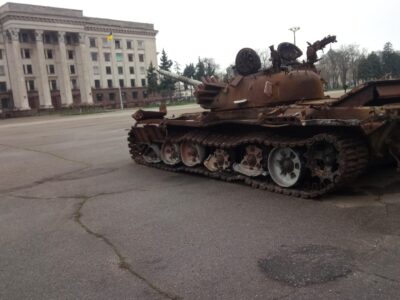 carro armato davanti alla casa dei sindacati a Odessa
