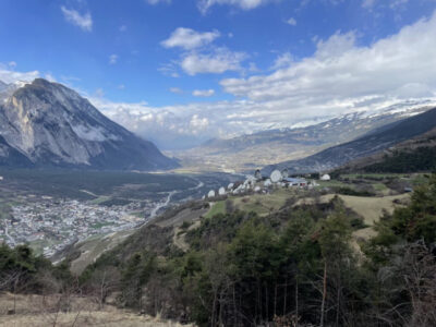 «Wir wissen nicht, ob sie aufhören zu strahlen»: Blick auf Leuk und die Satellitenstation auf dem Brentjong, wo vierzig Starlink-Antennen geplant sind. © zVg