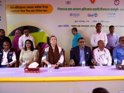 The Minister of Health and heads of relevant missions attended the inauguration ceremony of an emergency measles-rubella vaccination program to protect more than 1.2 million children aged 6 months to 5 years, with the support of the Government of Bangladesh, UNICEF, the World Health Organization (WHO), and Gavi (Gavi, the Vaccine Alliance).