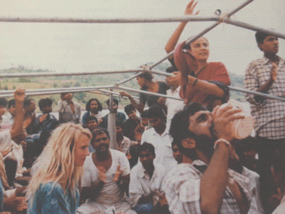 Friederike Habermann (links, sitzend) auf dem Fluss Narmada. Sie unterstütze 1999 als Teil des Netzwerks "Peoples Global Action" den Kampf gegen ein riesiges Staudammprojekt nördlich von Mumbai, Indien. (Foto: privat)