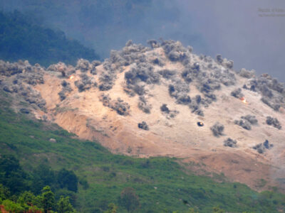 Die-Ladung-einer-Streubombe-explodiert-auf-einem-Uebungsgelaende-in-Suedkorea-1024x683