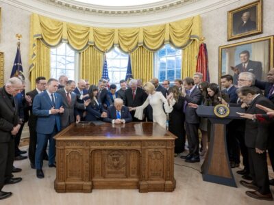 Trump circondato da predicatori evengelici che lo benedicono per la vittoria in Iran