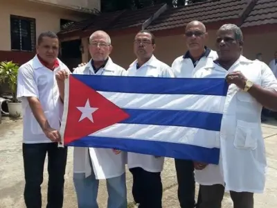 medici cubani e bandiera