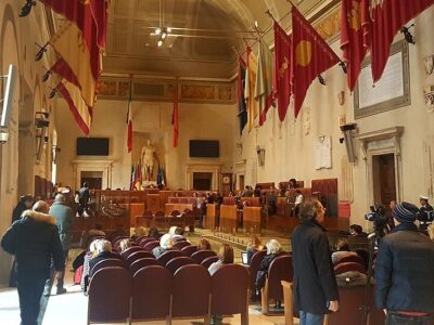 Seduta dell'Assemblea capitolina nell'aula Giulio Cesare; sulla parete di fondo si nota la statua che dà il nome alla sala.