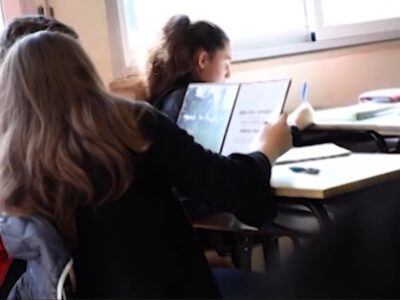 Studentə a scuola (foto Youtube)