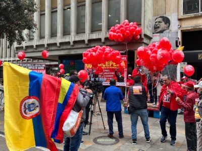 “De Gaitán a Cepeda”, apoyo al candidato presidencial Cepeda frente al lugar de la memoria de Gaitán en Bogotá