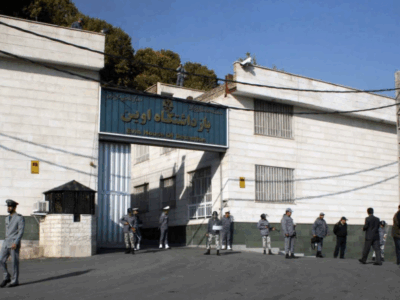 Seit Kriegsbeginn hat sich die Situation in den Gefängnissen massiv verschlechtert: Das berüchtigte Evin-Gefängnis am Stadtrand von Teheran (Archivbild 2008 - © cc-by Ehsan Iran / Wikimedia Commons)