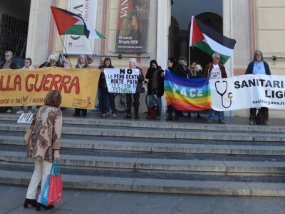 1246ª ora in silenzio per la pace a Genova, sulla gradinata all'ingresso di Palazzo Ducale.