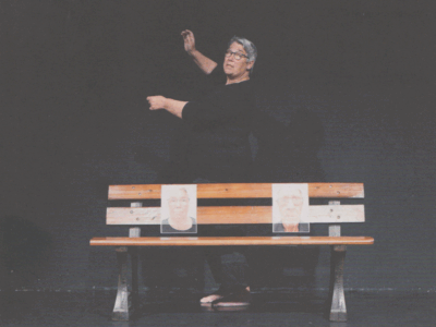 Elisabeth Bohde, Gründerin, Regisseurin, Dramaturgin und Hausleitung der Theaterwerkstatt Pilkentafel, spielt auch selbst, wie hier bei einer Aufführung des Stücks »Wie altern?«. (Foto: Ina Steinhusen)