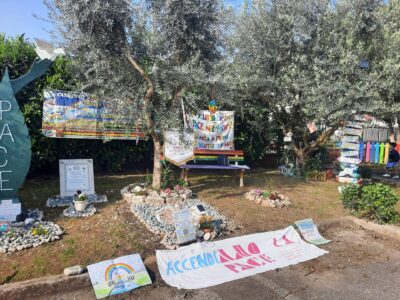 un momento dell'attività, con l'ultimo striscioni e disegni dei bambini