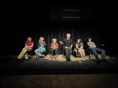 Una scena di Medea’s Children di Milo Rau al Teatro Mercadante di Napoli: in primo piano i giovani interpreti e l’unico adulto in scena, in un dispositivo teatrale che intreccia racconto, straniamento e perturbazione.