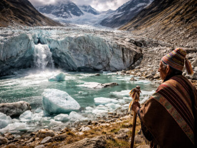 Anciano andino observa el glaciar derretido