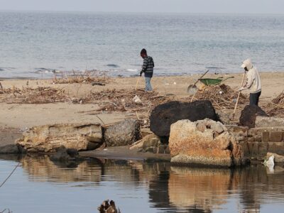 Immagine di copertina simbolica della vulnerabilità sociale e dell’esclusione che attraversano le vite di molte persone migranti.