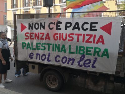 Striscione non c'è pace senza giustizia