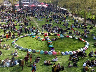 130 Schirme für den Frieden: Aktion zum Tag des Multilateralismus in Berlin