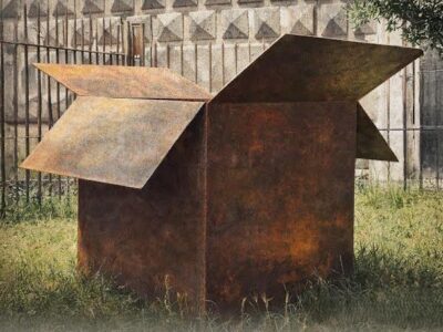 L’opera di Maria D’Anna raffigura una struttura simile a una casa o a una scatola aperta, collocata in un contesto naturale.