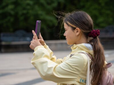 1776069341-un0715027-bambina-smartphone-hero-concorso-fotografico