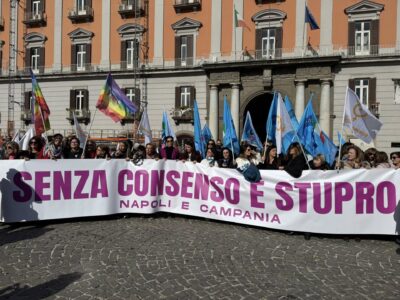 Manifestanti riunite in piazza del Plebiscito, a Napoli, con uno striscione recante la scritta “Senza consenso è stupro – Napoli e Campania”.
