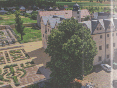 Beim Blick von Westen auf das Schloss zeigt sich der nach historischem Vorbild angelegte Garten (Foto: Archiv Künstlerhaus Thüringen)