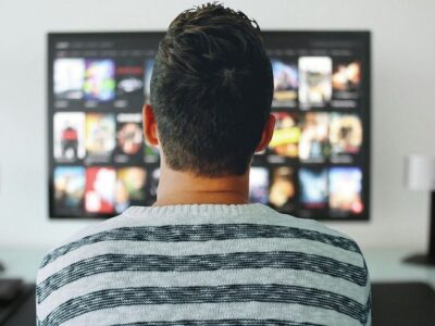 persona che guarda la TV