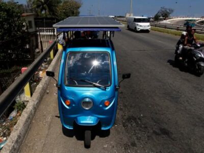 Tricicli elettrici a Cuba - EFE