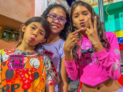 Children at the El Panal Commune in Caracas flash the Maduro victory sign.