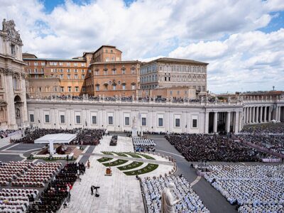 Außenminsiterin_Beate_Meinl-Reisinger_bei_der_Amtseinführung_von_Papst_Leo_XIV,_2025-05-18_-_FSW4884-ARW (1)