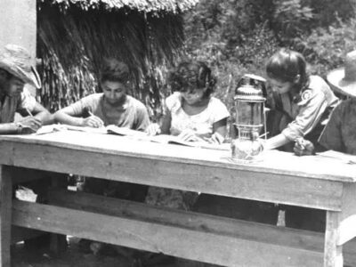Nell'immagine contadini della Cienaga de Zapata che apprendono a leggere e scrivere guidati da una giovane brigatista alfabetizzatrice volontaria - ANAIC