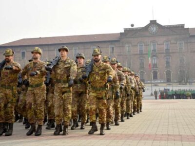 Militari italiani in marcia